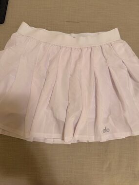 ALO Yoga Women's Pleated Tennis Skirt in white